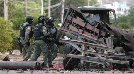 Policías inspeccionan el lugar donde ocurrió un atentado terrorista este sábado, en Cúcuta (Colombia). EFE / Mario Caicedo