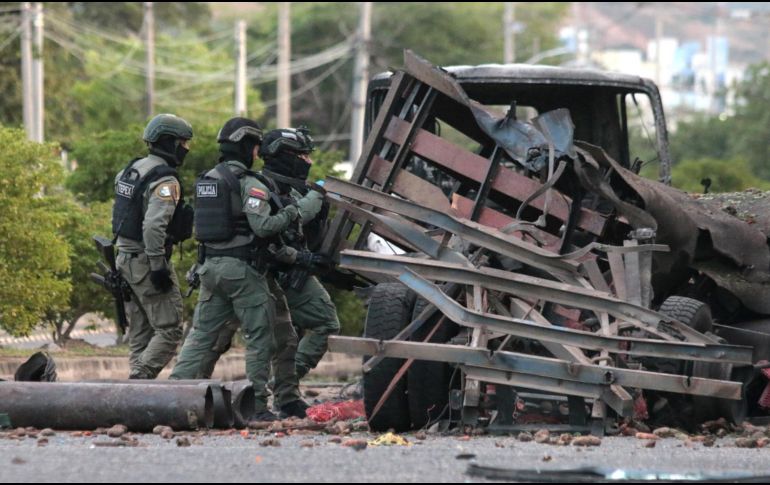 Policías inspeccionan el lugar donde ocurrió un atentado terrorista este sábado, en Cúcuta (Colombia). EFE / Mario Caicedo