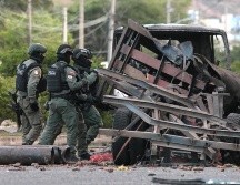 Policías inspeccionan el lugar donde ocurrió un atentado terrorista este sábado, en Cúcuta (Colombia). EFE / Mario Caicedo
