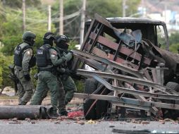 Policías inspeccionan el lugar donde ocurrió un atentado terrorista este sábado, en Cúcuta (Colombia). EFE / Mario Caicedo