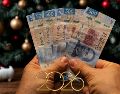 Este dinero entre los pensionados del IMSS e ISSSTE suele destinarse a compras de cara a la Navidad, el pago de deudas antes de fin de año, medicinas, entre otros. ESPECIAL / CANVA