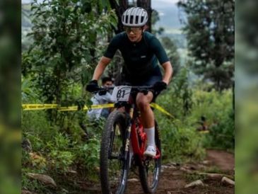 Con este triunfo, Carolina Flores se suma a la lista de atletas mexicanos que han subido a lo más alto del podio durante la jornada sabatina. ESPECIAL / Code