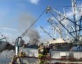 Tras el estallido, los cuerpos de emergencia se movilizaron al sitio para atender el incendio que se originó en el barco y asegurar la zona. FACEBOOK / Proteccion Civil Mazatlan Informa