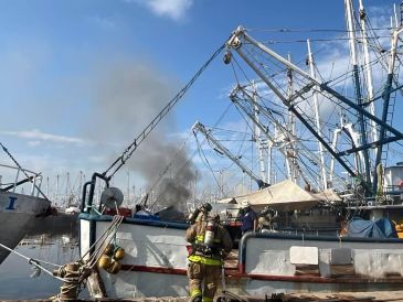 Tras el estallido, los cuerpos de emergencia se movilizaron al sitio para atender el incendio que se originó en el barco y asegurar la zona. FACEBOOK / Proteccion Civil Mazatlan Informa