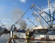 Tras el estallido, los cuerpos de emergencia se movilizaron al sitio para atender el incendio que se originó en el barco y asegurar la zona. FACEBOOK / Proteccion Civil Mazatlan Informa