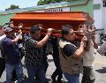 Personas cargan el féretro del periodista mexicano asesinado Francisco Alejandro Leyva Aguilar en la ciudad de Oaxaca. EFE/J. Méndez