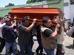 Personas cargan el féretro del periodista mexicano asesinado Francisco Alejandro Leyva Aguilar en la ciudad de Oaxaca. EFE/J. Méndez