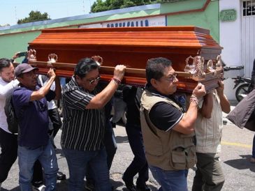 Personas cargan el féretro del periodista mexicano asesinado Francisco Alejandro Leyva Aguilar en la ciudad de Oaxaca. EFE/J. Méndez