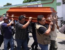 Personas cargan el féretro del periodista mexicano asesinado Francisco Alejandro Leyva Aguilar en la ciudad de Oaxaca. EFE/J. Méndez