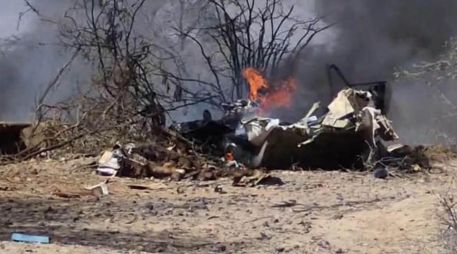Fotografía que muestra una avioneta que sobrevolaba sobre las Líneas de Nazca estrellada en un accidente que dejó trece muertos. EFE/V. Quilca