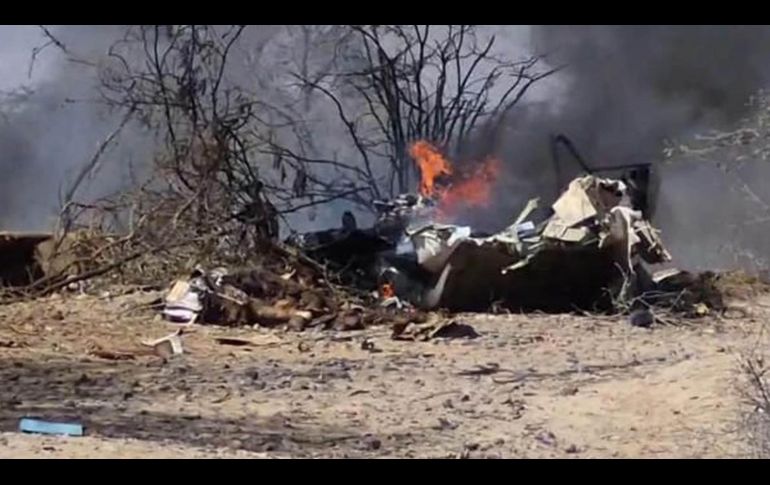 Fotografía que muestra una avioneta que sobrevolaba sobre las Líneas de Nazca estrellada en un accidente que dejó trece muertos. EFE/V. Quilca