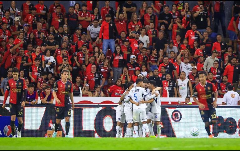 Los rojinegros sufrieron expulsiones, lesiones y errores defensivos en una amarga presentación ante su afición. EL INFORMADOR/ J. ACOSTA.