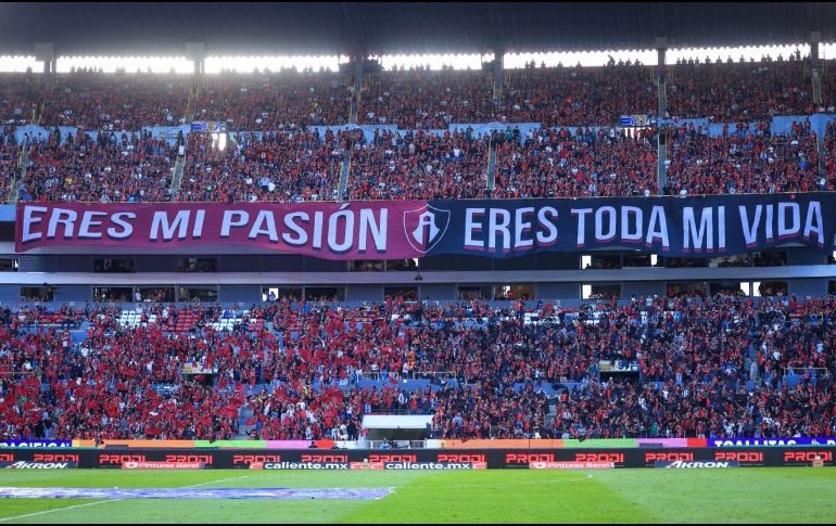 Los rojinegros sufrieron expulsiones, lesiones y errores defensivos en una amarga presentación ante su afición. EL INFORMADOR/ J. ACOSTA.
