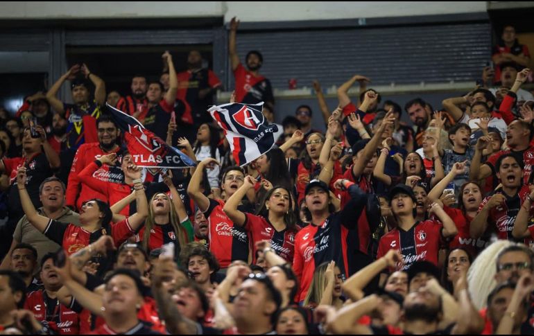 Los rojinegros sufrieron expulsiones, lesiones y errores defensivos en una amarga presentación ante su afición. EL INFORMADOR/ J. ACOSTA.