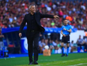 Hernán Crespo aceptó los errores ante Monterrey, pero destacó la actitud del Atlas y aseguró que el proyecto rojinegro apenas comienza. EL INFORMADOR/ J. ACOSTA.