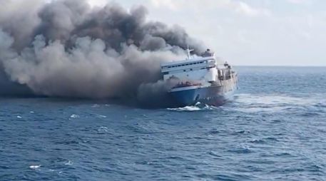 Los servicios de emergencia de Indonesia explicaron que los equipos de ayuda desplegados en la zona, cerca de la isla de Madura, habían confirmado el rescate con vida de otras 225 personas. EFE / B. HANDOUT