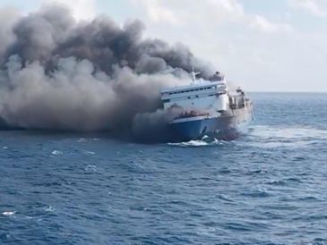 Los servicios de emergencia de Indonesia explicaron que los equipos de ayuda desplegados en la zona, cerca de la isla de Madura, habían confirmado el rescate con vida de otras 225 personas. EFE / B. HANDOUT