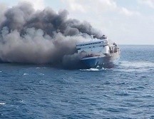 Los servicios de emergencia de Indonesia explicaron que los equipos de ayuda desplegados en la zona, cerca de la isla de Madura, habían confirmado el rescate con vida de otras 225 personas. EFE / B. HANDOUT