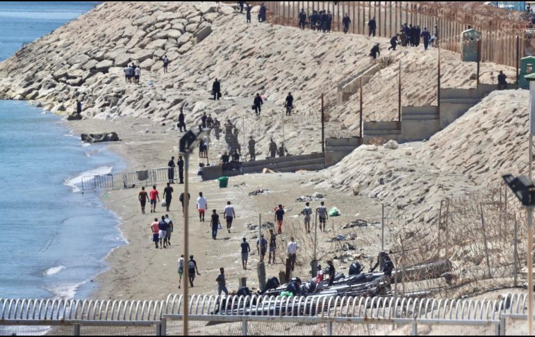 Vista aérea de la parte fronteriza de Marruecos donde se aprecia el regreso de los migrantes de vuelta a su país, este domingo. EFE/ Reduán