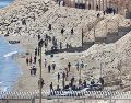 Vista aérea de la parte fronteriza de Marruecos donde se aprecia el regreso de los migrantes de vuelta a su país, este domingo. EFE/ Reduán