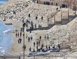 Vista aérea de la parte fronteriza de Marruecos donde se aprecia el regreso de los migrantes de vuelta a su país, este domingo. EFE/ Reduán