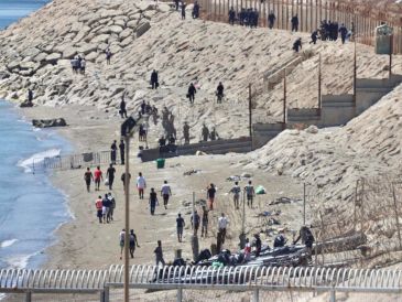 Vista aérea de la parte fronteriza de Marruecos donde se aprecia el regreso de los migrantes de vuelta a su país, este domingo. EFE/ Reduán