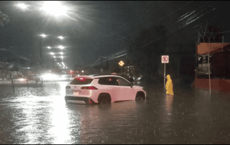 Lluvia deja inundaciones, vehículos varados y árboles caídos en Tlaquepaque y Tonalá