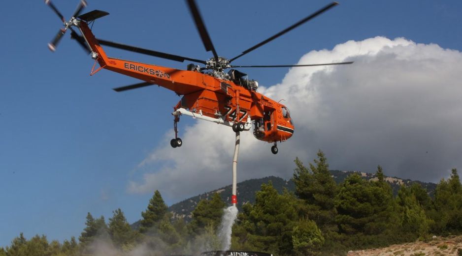 Los dos fallecidos son el piloto rumano del helicóptero y el copiloto griego, según la emisora Skai. EFE/EPA/O. Panagiotou