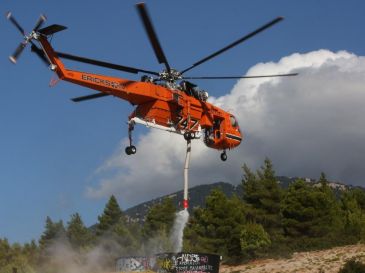 Los dos fallecidos son el piloto rumano del helicóptero y el copiloto griego, según la emisora Skai. EFE/EPA/O. Panagiotou