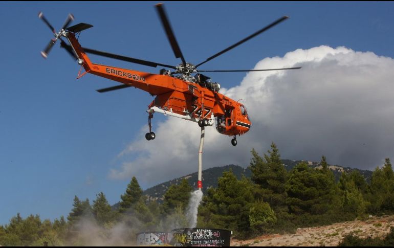 Los dos fallecidos son el piloto rumano del helicóptero y el copiloto griego, según la emisora Skai. EFE/EPA/O. Panagiotou