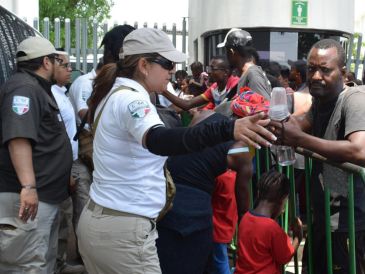 Hasta la noche del sábado, las autoridades federales no han informado sobre si existen personas lesionadas y la situación del proceso de deportación. EFE/ J. Torres