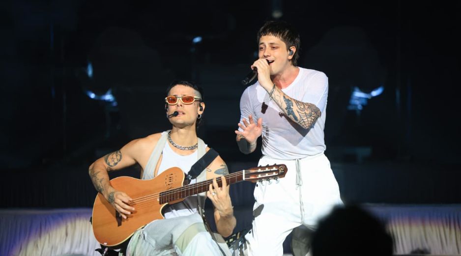 Cada canción fue replicada en las voces de los miles de fanáticos que bailaban, gritaban, y se reían de las ocurrencias de los argentinos. EL INFORMADOR/ J. ACOSTA.