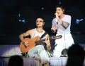 Cada canción fue replicada en las voces de los miles de fanáticos que bailaban, gritaban, y se reían de las ocurrencias de los argentinos. EL INFORMADOR/ J. ACOSTA.
