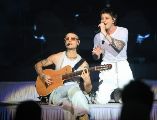 Cada canción fue replicada en las voces de los miles de fanáticos que bailaban, gritaban, y se reían de las ocurrencias de los argentinos. EL INFORMADOR/ J. ACOSTA.