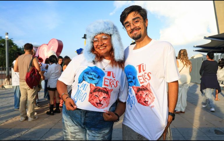 Cada canción fue replicada en las voces de los miles de fanáticos que bailaban, gritaban, y se reían de las ocurrencias de los argentinos. EL INFORMADOR/ J. ACOSTA.