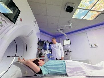 El Centro Médico Nacional de Occidente incorporó tres aceleradores lineales de última generación para ofrecer tratamientos de radioterapia más precisos, rápidos y seguros a pacientes con cáncer. ESPECIAL