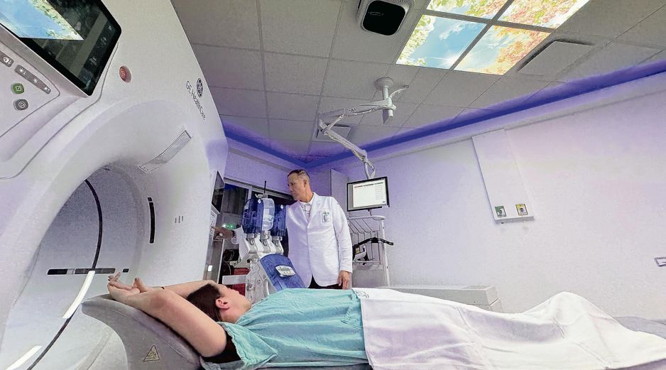 El Centro Médico Nacional de Occidente incorporó tres aceleradores lineales de última generación para ofrecer tratamientos de radioterapia más precisos, rápidos y seguros a pacientes con cáncer. ESPECIAL