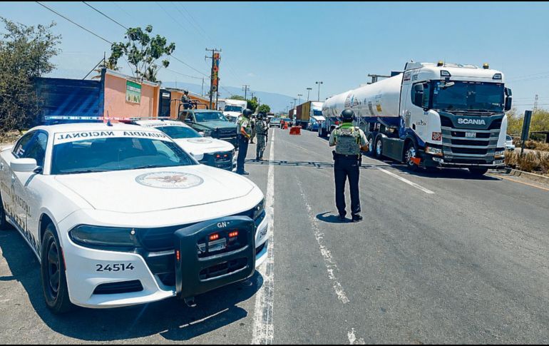 La reducción de carriles por las obras de ampliación de la autopista Manzanillo-Colima provoca largas filas de tráileres y vehículos particulares prácticamente todos los días, lo que retrasa el traslado de mercancías y complica la movilidad de miles de usuarios. ESPECIAL
