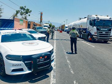 La reducción de carriles por las obras de ampliación de la autopista Manzanillo-Colima provoca largas filas de tráileres y vehículos particulares prácticamente todos los días, lo que retrasa el traslado de mercancías y complica la movilidad de miles de usuarios. ESPECIAL