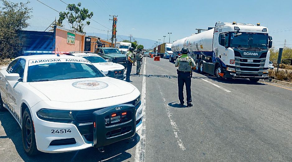 La reducción de carriles por las obras de ampliación de la autopista Manzanillo-Colima provoca largas filas de tráileres y vehículos particulares prácticamente todos los días, lo que retrasa el traslado de mercancías y complica la movilidad de miles de usuarios. ESPECIAL