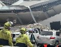 Un edificio en Sydney de unos siete metros de altura se desplomó sobre una estación de servicio colindante en la calle Wattle del barrio de Ultimo. EFE / BOMBEROS Y RESCATE DE NUEVA GALES DEL SUR