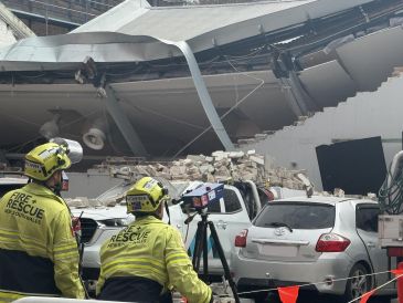 Un edificio en Sydney de unos siete metros de altura se desplomó sobre una estación de servicio colindante en la calle Wattle del barrio de Ultimo. EFE / BOMBEROS Y RESCATE DE NUEVA GALES DEL SUR
