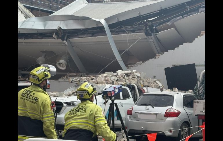 Un edificio en Sydney de unos siete metros de altura se desplomó sobre una estación de servicio colindante en la calle Wattle del barrio de Ultimo. EFE / BOMBEROS Y RESCATE DE NUEVA GALES DEL SUR