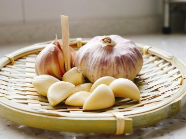 Comer ajo crudo a diario es una tendencia de bienestar respaldada por la ciencia. Conoce cómo la alicina mejora tu salud cardiovascular y fortalece tus defensas de forma natural y económica. Unsplash