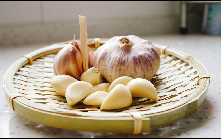 Comer ajo crudo a diario es una tendencia de bienestar respaldada por la ciencia. Conoce cómo la alicina mejora tu salud cardiovascular y fortalece tus defensas de forma natural y económica. Unsplash