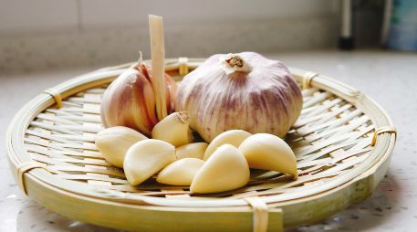 Comer ajo crudo a diario es una tendencia de bienestar respaldada por la ciencia. Conoce cómo la alicina mejora tu salud cardiovascular y fortalece tus defensas de forma natural y económica. Unsplash