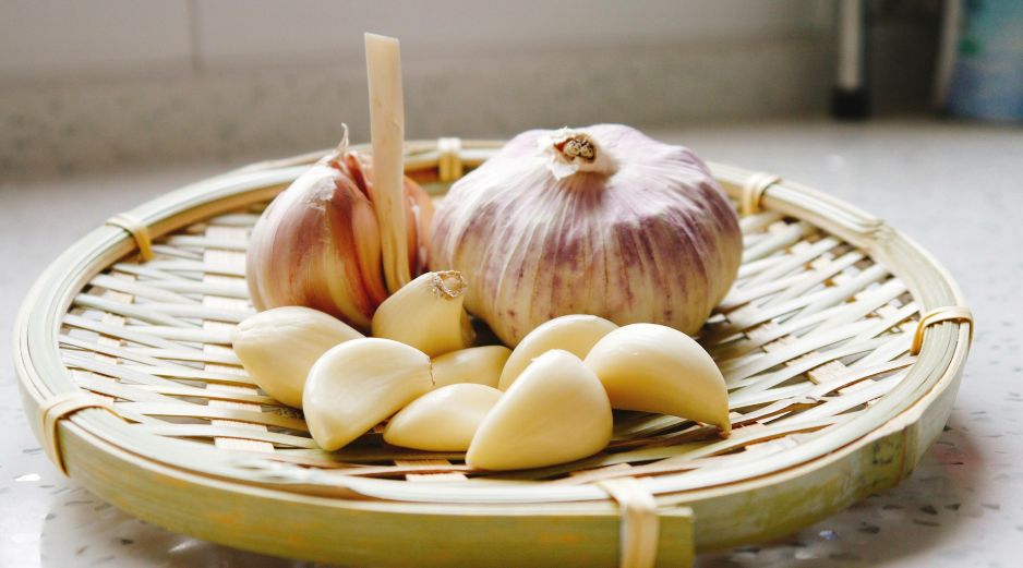 Comer ajo crudo a diario es una tendencia de bienestar respaldada por la ciencia. Conoce cómo la alicina mejora tu salud cardiovascular y fortalece tus defensas de forma natural y económica. Unsplash