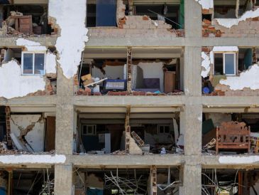 Fotografía que muestra un edificio destruido por los terremotos del 24 junio, en Caraballeda (Venezuela). EFE/ M. Gutiérrez