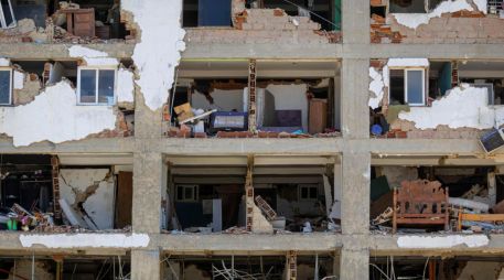 Fotografía que muestra un edificio destruido por los terremotos del 24 junio, en Caraballeda (Venezuela). EFE/ M. Gutiérrez