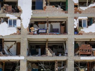Fotografía que muestra un edificio destruido por los terremotos del 24 junio, en Caraballeda (Venezuela). EFE/ M. Gutiérrez